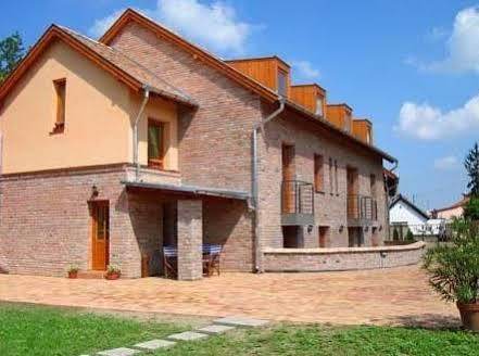Várárok Apartman Gyula Exterior foto